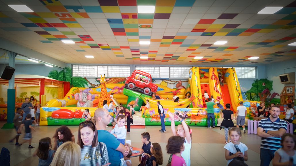 Attrezzare un parco giochi per bambini con giochi professionali da interno e da esterno